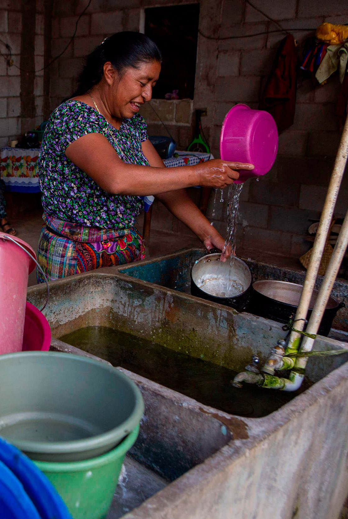 foto de mujer lavando trastes