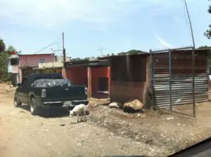 La casa de Francisco Alonzo Castillo es la que está pintada con los colores del partido Patriota. Se encuentra en la aldea Buena Vista.