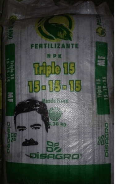 Fertilizante entregado con la imagen del alcalde de Cobán.