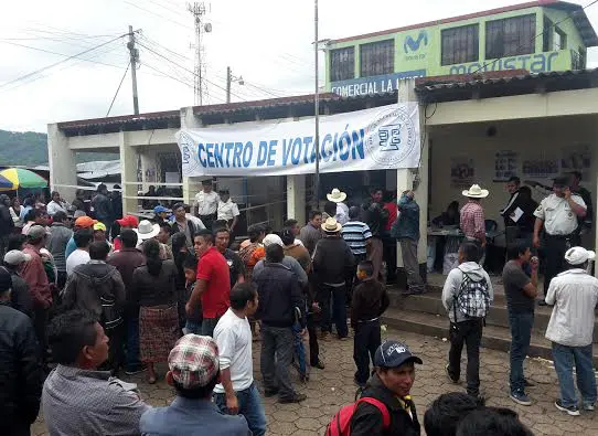 Las elecciones en San Pedro Jocopilas transcurrieron bajo la  mirada de los fiscales de mesa y el resguardo policial. El 69.32 por ciento de los vecinos empadronados  acudió a las urnas. Foto: Óscar Figueroa 