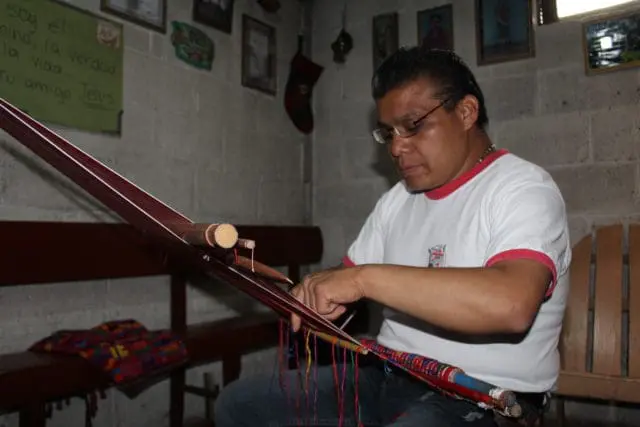 Carlos Joel Chiroy Yucuté, de 36 años, es uno de los cuatro tejedores que tiene Santiago Sacatepéquez. Fotos: Carlos Guillermo Rodríguez,