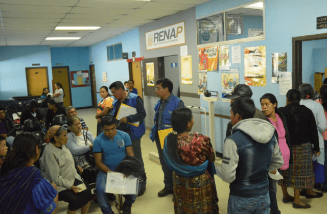 Recorrido de los delegados del Procurador de los Derechos Humanos por el hospital. Foto: Antonio Chitop.