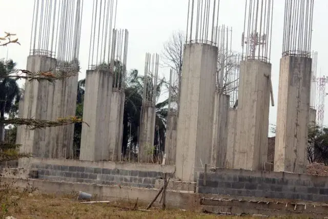 La obra quedará inconclusa. La municipalidad no se percató que parte del terreno es propiedad de Fegua. Foto: Edwin Perdomo.