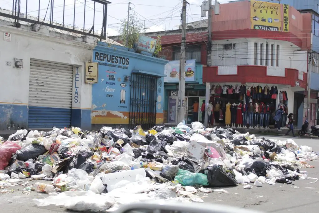 Por un conflicto con los pobladores del Valle de Palajunoj, la municipalidad no puede verter los desechos en el basurero. Foto: María José Longo.