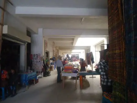Interior del segundo nivel del mercado en la Aldea Parraxtut, Sacapulas. Foto: Petronila Morales Calgua.