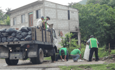 Los camiones recolectores pasan una vez a la semana por la basura domiciliar. Foto: Elisa Sasvín.