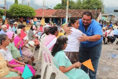 El alcaldel de Teculután, Gustavo Adolfo Pérez, junto a autoridades de Mis Años Dorados celebraron el tercer aniversario del programa. Foto: Municipalidad