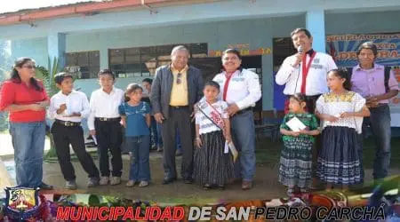  El exalcalde Víctor Hugo Cifuentes (derecha) aparece junto al alcalde Ervin Catún (izquierda) durante una actividad pública. / Foto: Facebook