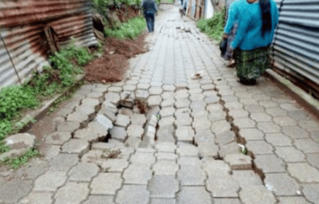 El adoquín, colocado el año pasado, se ha levantado ya en algunas calles de Sumpango.. Foto: Elsa Amanda Chiquito