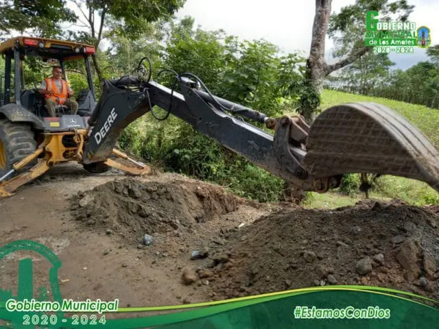 Trabajadores de Los Amates, Izabal, rehabilitan uno de los pasos cerrados para los vecinos, el 4 de diciembre. Foto: Facebook municipalidad de Morales.