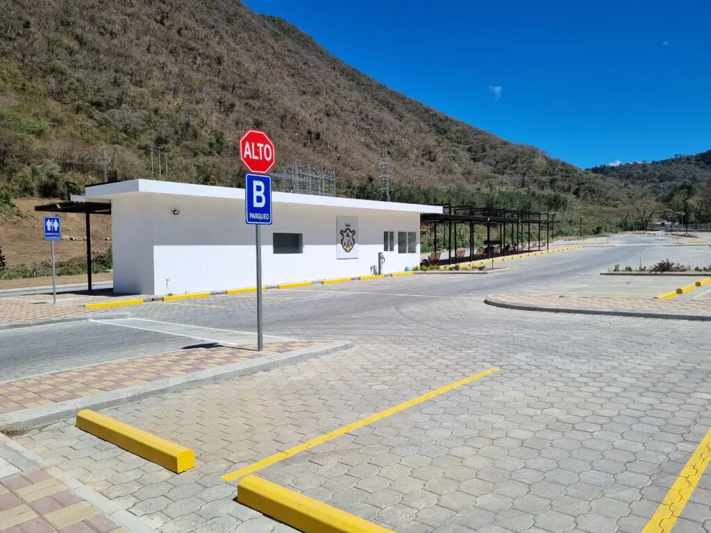 El parqueo de San Juan Gascón tiene una capacidad para 400 vehículos.