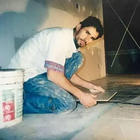 Javier Javier, años atrás, en labores de construcción.