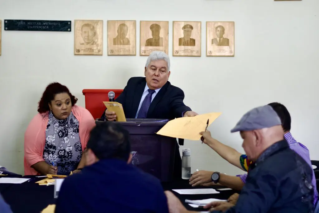 Integrantes del Cocode revisan expedientes de los candidatos. / Fotografía: Kristhal Figueroa