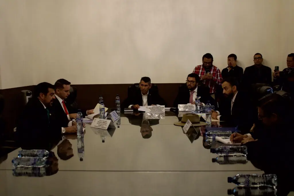 Integrantes de la Comisión de Asuntos Municipales se reúnen.