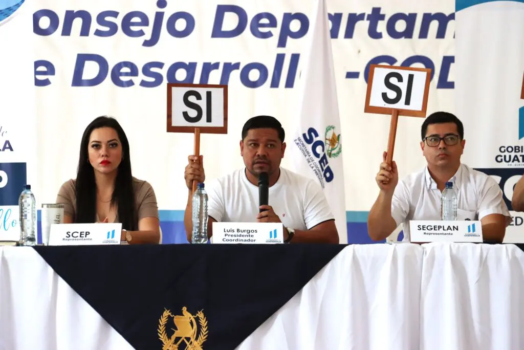 Integrantes del Codede de Petén durante la quinta reunión extraordinaria.