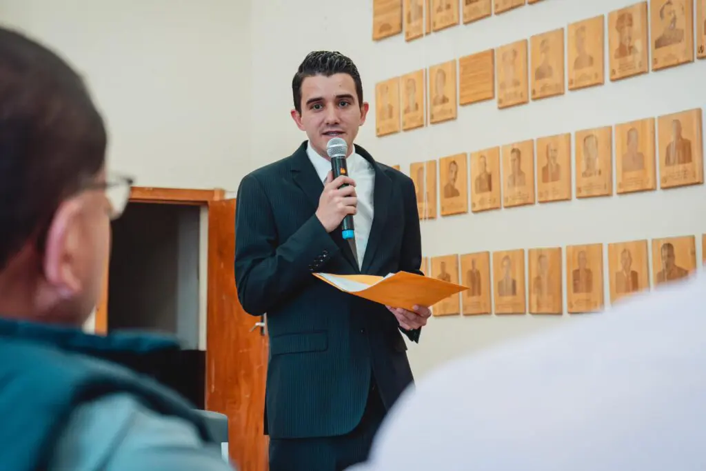Como gobernador departamental, Diego de León representa al presidente Bernardo Arévalo.