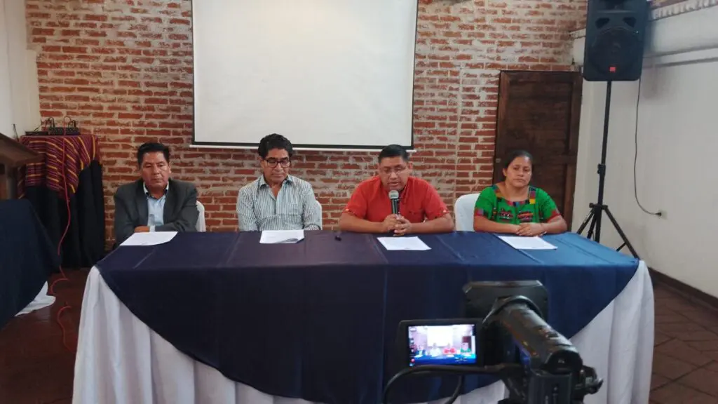 Los integrantes del consejo directivo de la radio se hicieron acompañar del abogado Cristian Otzín. Durante la conferencia ofrecida el 27 de mayo denunciaron actos de intimidación por parte de la municipalidad. Foto: Radio Naköj