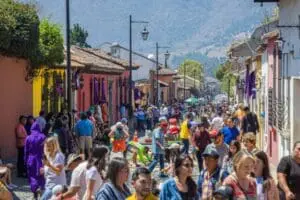 El dato es del Banco de América Central (BAC) por consumo de alimentos y artesanías a través de POS, en la Cuaresma y Semana Santa 2024. La experiencia peatonal podría replicarse a fin de año.