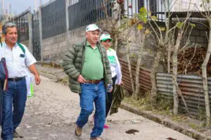Aurelio Monzón camina junto a Armando Paniagua hacia una reunión con vecinos de la ciudad altense, como parte de las actividades electorales.