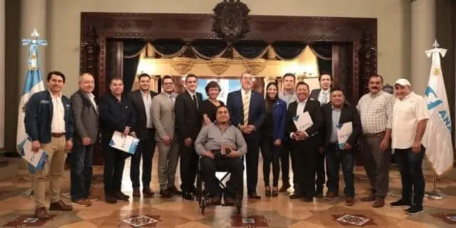 En medio de la cancelación de convenios de programas gubernamentales con algunas municipalidades, el gobernante se esfuerza por acercarse al poder local. 
