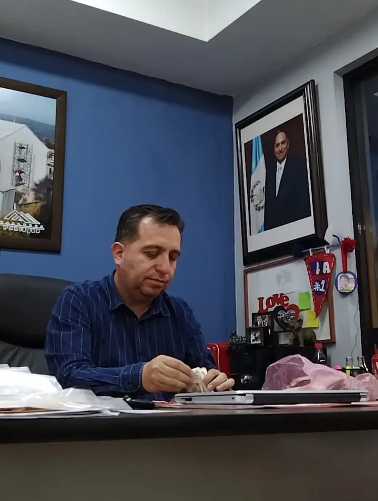 Cristian Paniagua cuenta parte del dinero que Aurelio Monzón le entregó como parte de la contribución para financiar las actividades proselitistas. La fotografía forma parte de los medios de prueba. 