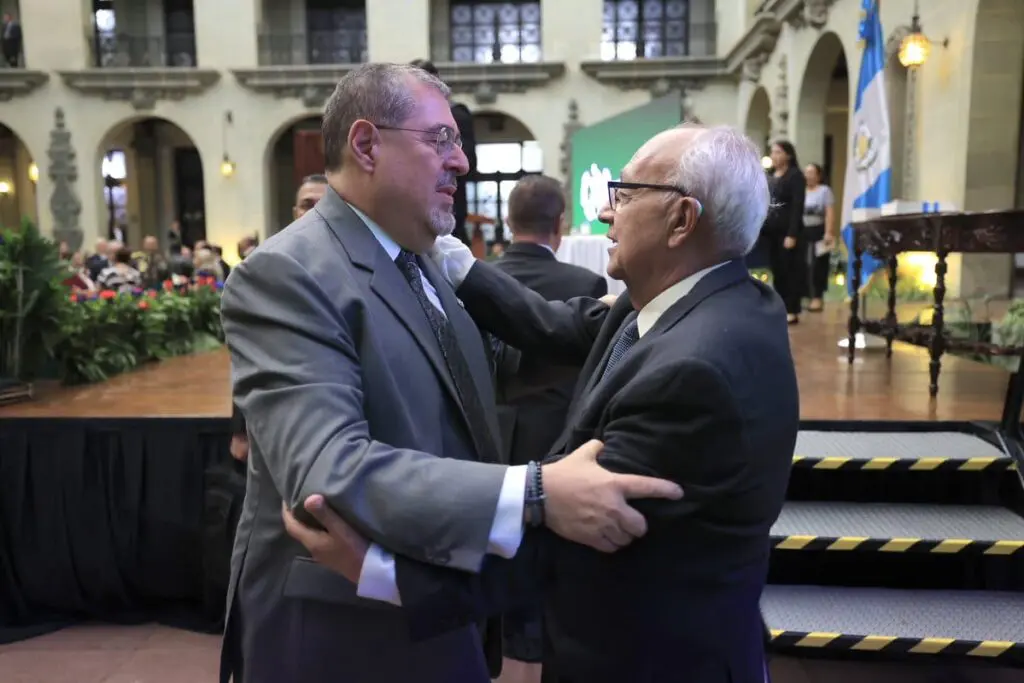 El presidente Bernardo Arévalo y Miguel Ángel Asturias Amado, hijo del Nobel de Literatura, en el acto oficial. 