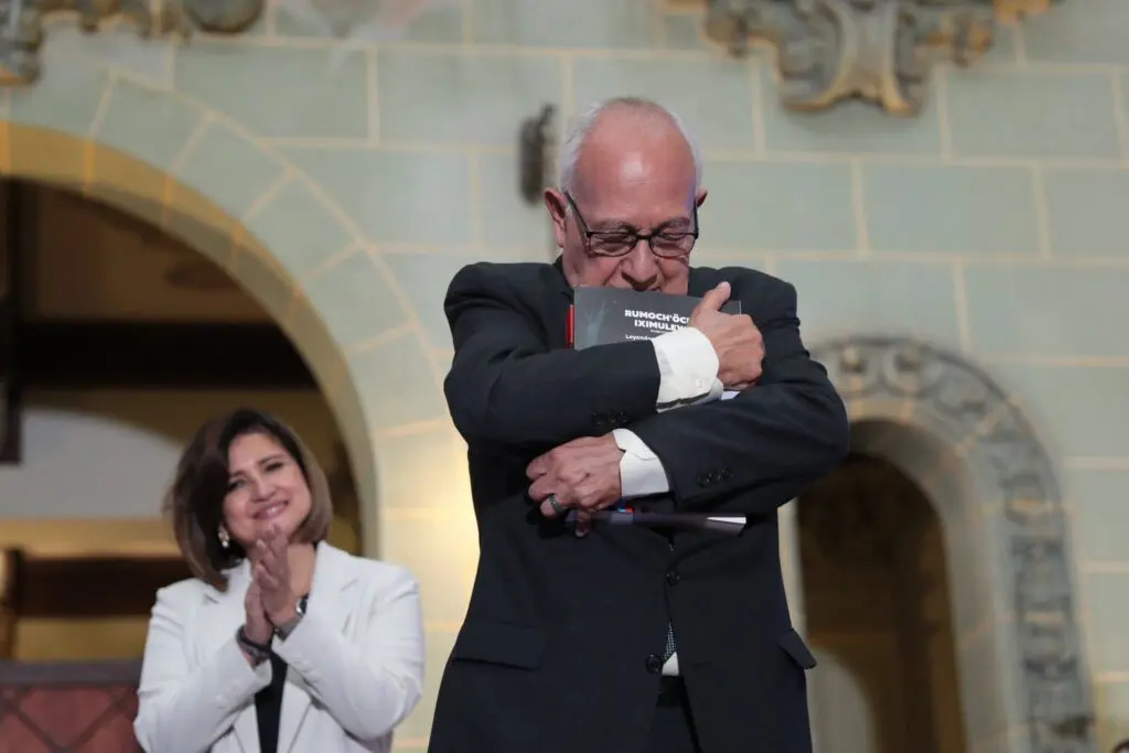 Miguel Ángel Asturias Amado recibe los ejemplares en kaqchikel de la obra de su padre. 