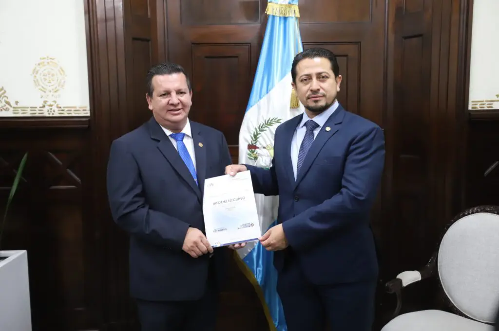 El control general, Frank Helmuth Bode Fuentes, entrega el informe 2023 al presidente del Congreso, Nery Ramo. 