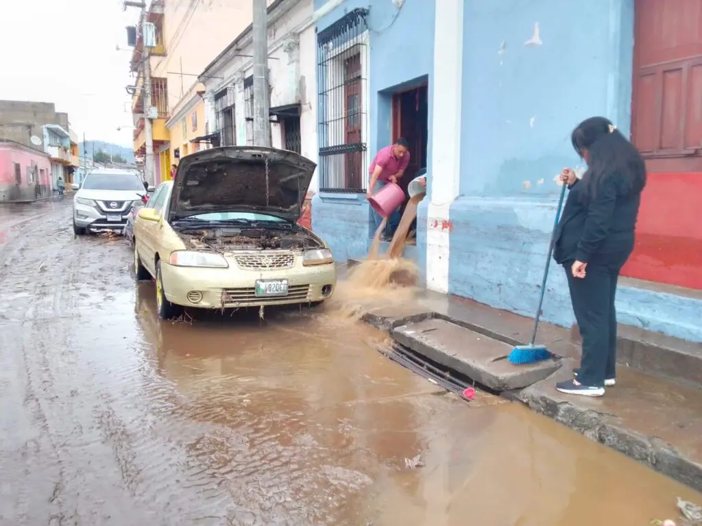 Ahora en 2024, Vecinos de El Calvario, emplearon cubetas para sacar el agua de sus viviendas.