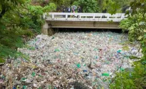Sacataepéquez y Chimaltenango, de ahí son los municipios que vierten toneladas de basura sobre el río, reviven la urgencia de construir plantas de tratamiento. Pastores denunció a Parramos.
