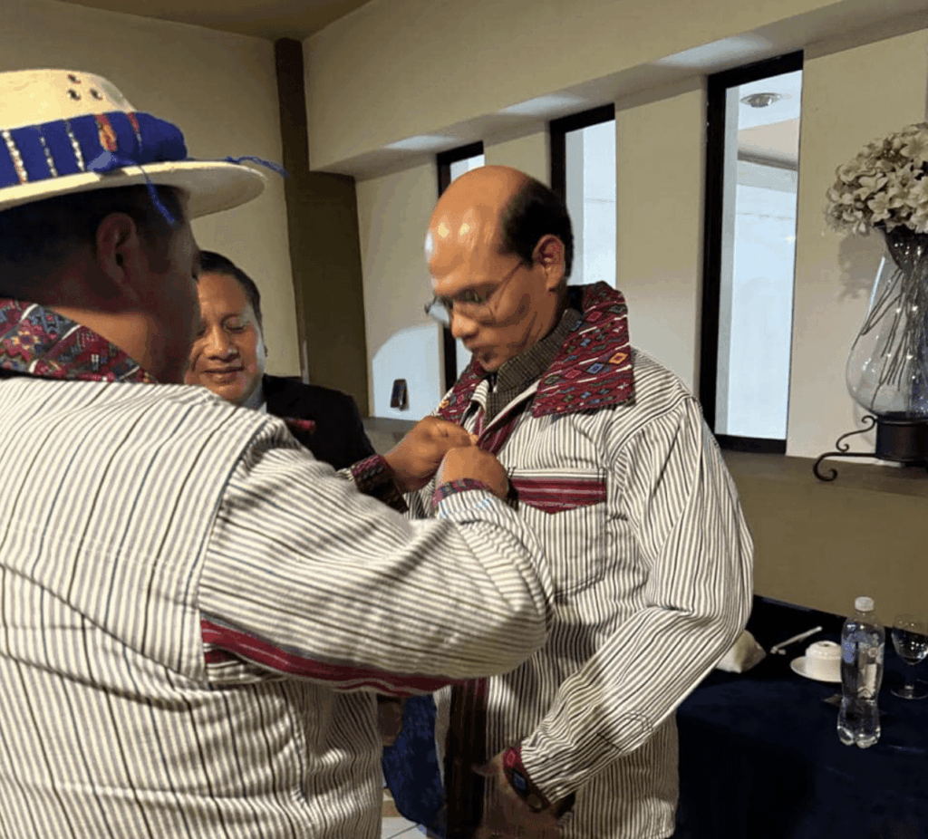 Los alcaldes vistieron con la camisa regional al embajador de India. Foto: Facebook Cornelio García
