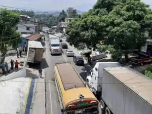 La municipalidad quiere preservar la seguridad de los estudiantes de cuatro establecimientos, la Camara de Comercio defiende su libertad de tránsito y actividades económicas.