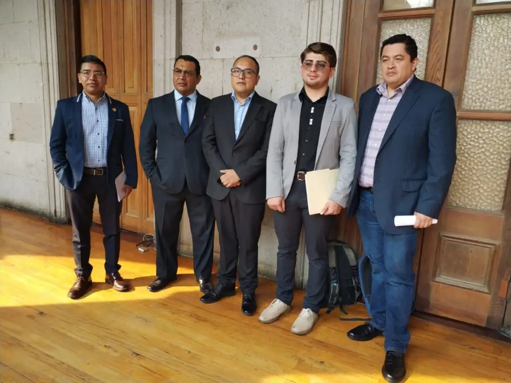 Los concejales titulares y el suplente en el pasillo de la municipalidad previo a entrar a sesión en junio pasado antes del amparo promovido por las concejalas suplentes. Foto: Mirna Alvarado.