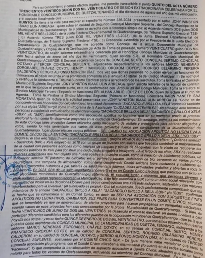 Este es uno de los documentos donde se declara la vacante para el cargo de concejal VI, se puede observar en una vitrina de la secretaria municipal.