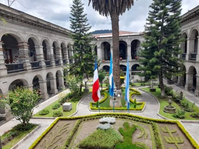 La escultura se colocará en el ala norte del jardín del palacio municipal, tendrá una altura de 1.60 metros. Una empresa recién inscrita para ser proveedora de Estado estará a cargo de su elaboración.