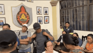 Esto sabemos: el viernes el alcalde de Parramos, Amílcar Suy Cubul, despidió a empleados del personal de campo. Desde las 3:00 de la tarde del lunes protestan dentro del edificio municipal 