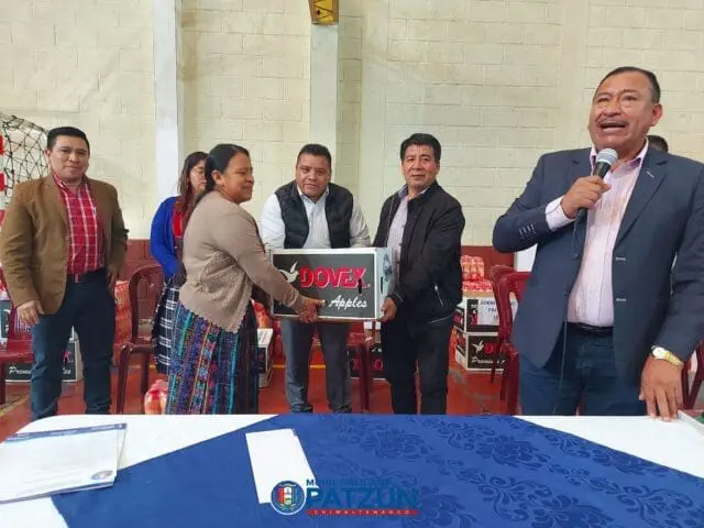 Desde playeras hasta manzanas adquirieron algunas municipalidades para los festejos de independencia.
