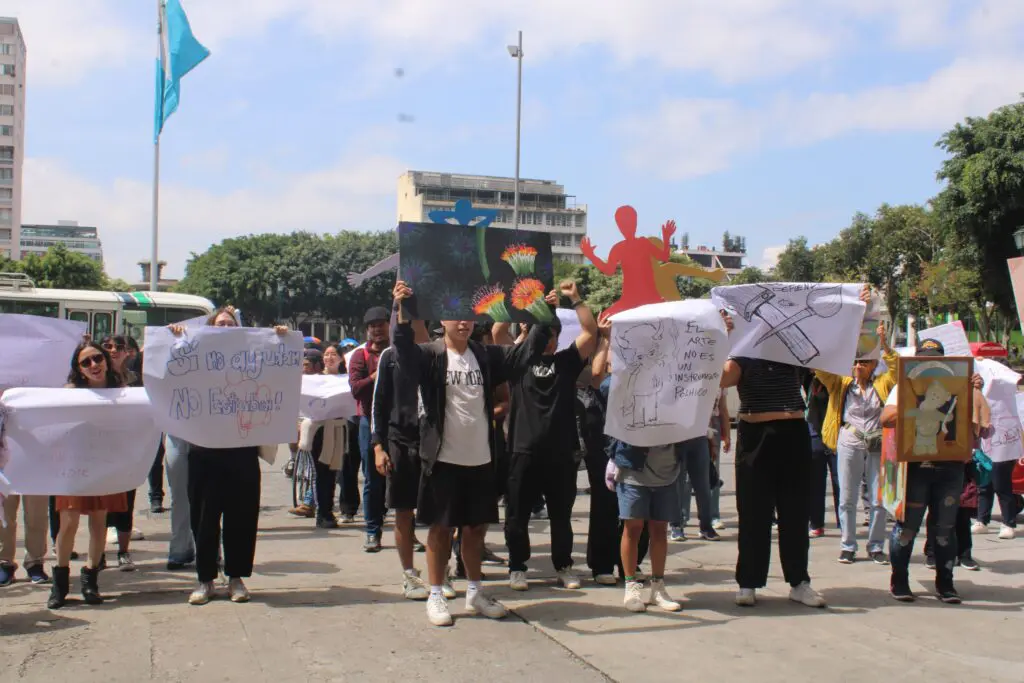 Artistas, estudiantes, docentes, gestores, productores culturales y colectivos organizados marcharon al Palacio Nacional de la Cultura para exigir mejores condiciones en el arte. Créditos: Jimena Porres.