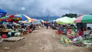 Los comerciantes de la ciudad colonial ven competencia con la llegada de vendedores de Santa María de Jesús. Estos últimos exigen un espacio para ellos en el mercado.
