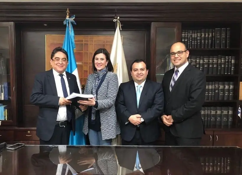 Stuardo Ralón (al centro) y representantes de AFI entregaron casi 14mil firmas a la Procuraduría de los Derechos Humanos, a cargo de Jordán Rodas, como muestra de rechazo a la iniciativa de ley que pretendía despenalizar el aborto en Guatemala en 2017.