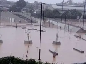 El nivel del agua subió hasta alcanzar varias casas, hubo que evacuar a 112 personas. El puente centenario de hamaca sufrió serios daños por la estructura de otro puente peatonal.