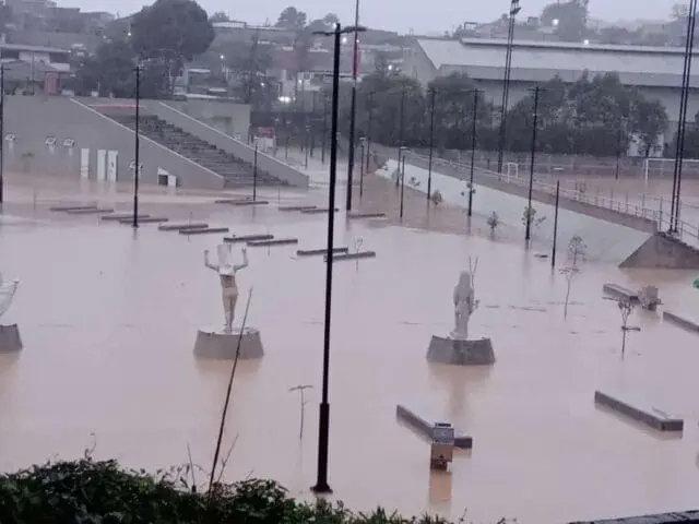 El nivel del agua subió hasta alcanzar varias casas, hubo que evacuar a 112 personas. El puente centenario de hamaca sufrió serios daños por la estructura de otro puente peatonal.