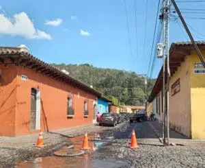 Para facilitar el parqueo a los visitantes de la ciudad colonial, la alcaldía de La Antigua Guatemala impulsa una nueva modalidad para el pago lugar para estacionarse.