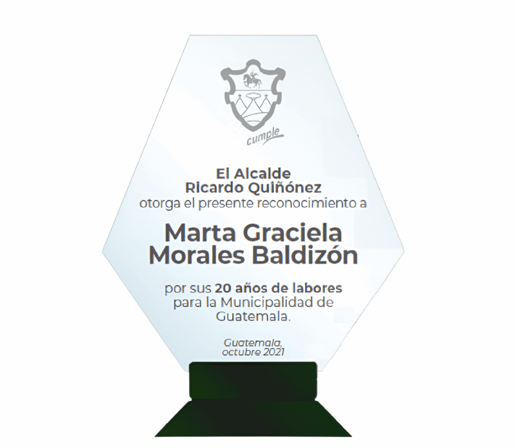Placa para el reconocimiento a empleados municipales por tiempo de labores. Foto: Guatecompras. 