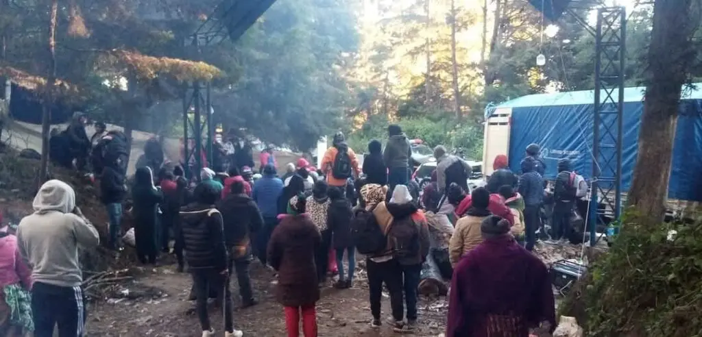Los comunitarios se apostaron frente al vertedero municipal para evitar que más camiones con basura entren al bosque.