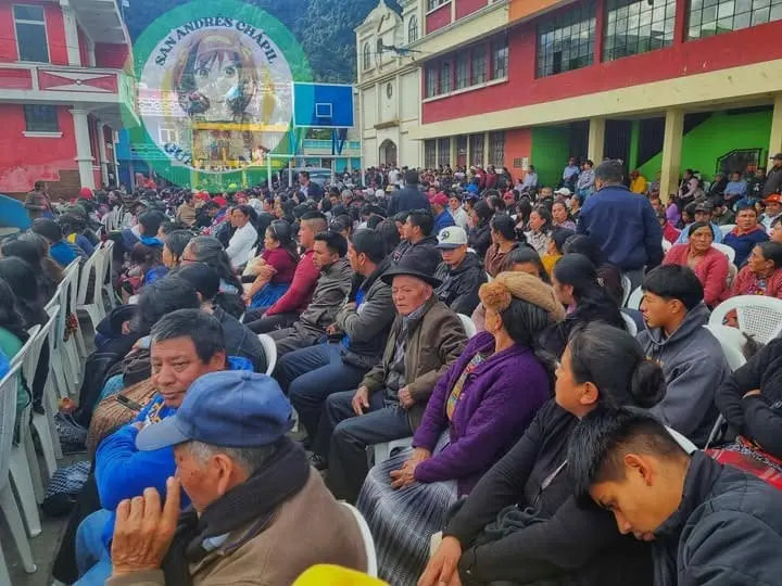 Más de 700 vecinos se reunieron en la cancha polideportiva de San Andrés Chapil, San Pedro, San Marcos, para tratar de buscar una solución al vertedero que se encuentra en el bosque municipal.