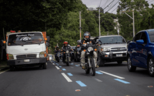 Tras cinco semanas de evaluación, la entidad decidió dejar de manera permanente un carril exclusivo para motocicletas. Hay quien critica que el mes del proyecto no representa el tráfico del lugar.