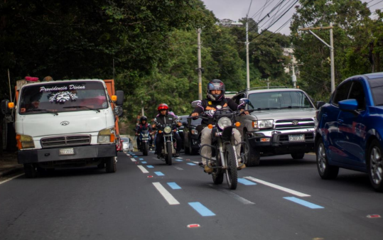 Tras cinco semanas de evaluación, la entidad decidió dejar de manera permanente un carril exclusivo para motocicletas. Hay quien critica que el mes del proyecto no representa el tráfico del lugar.