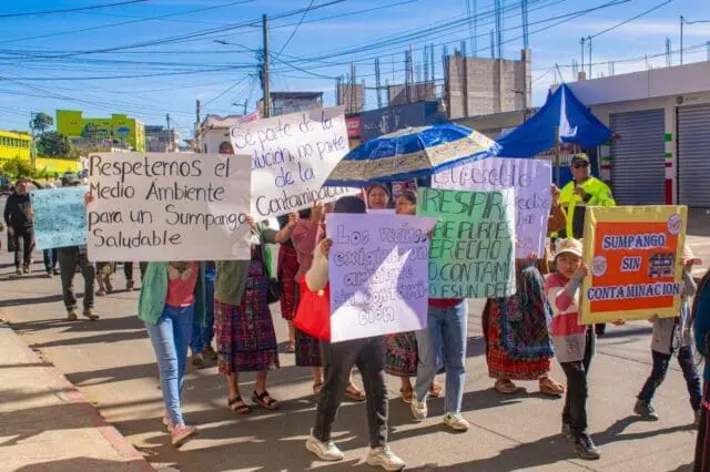 Los vecinos salieron a protestar el viernes 29 de noviembre en apoyo al alcalde, pues se sienten afectados por las operaciones de la granja por los malos olores que de ahí emanan.