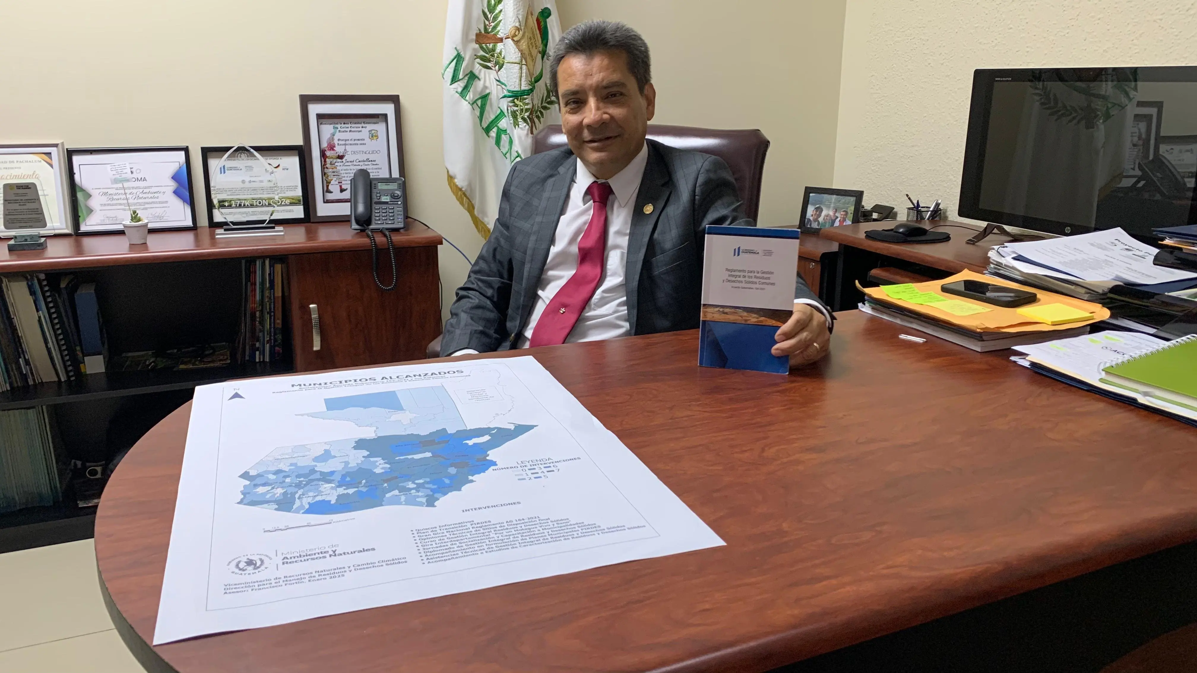 “Este es un paso en firme para ayudar a limpiar el país”, indicó Edwin Castellanos, viceministro  de Ambiente y Recursos Naturales (MARN). Foto: Jimena Porres.